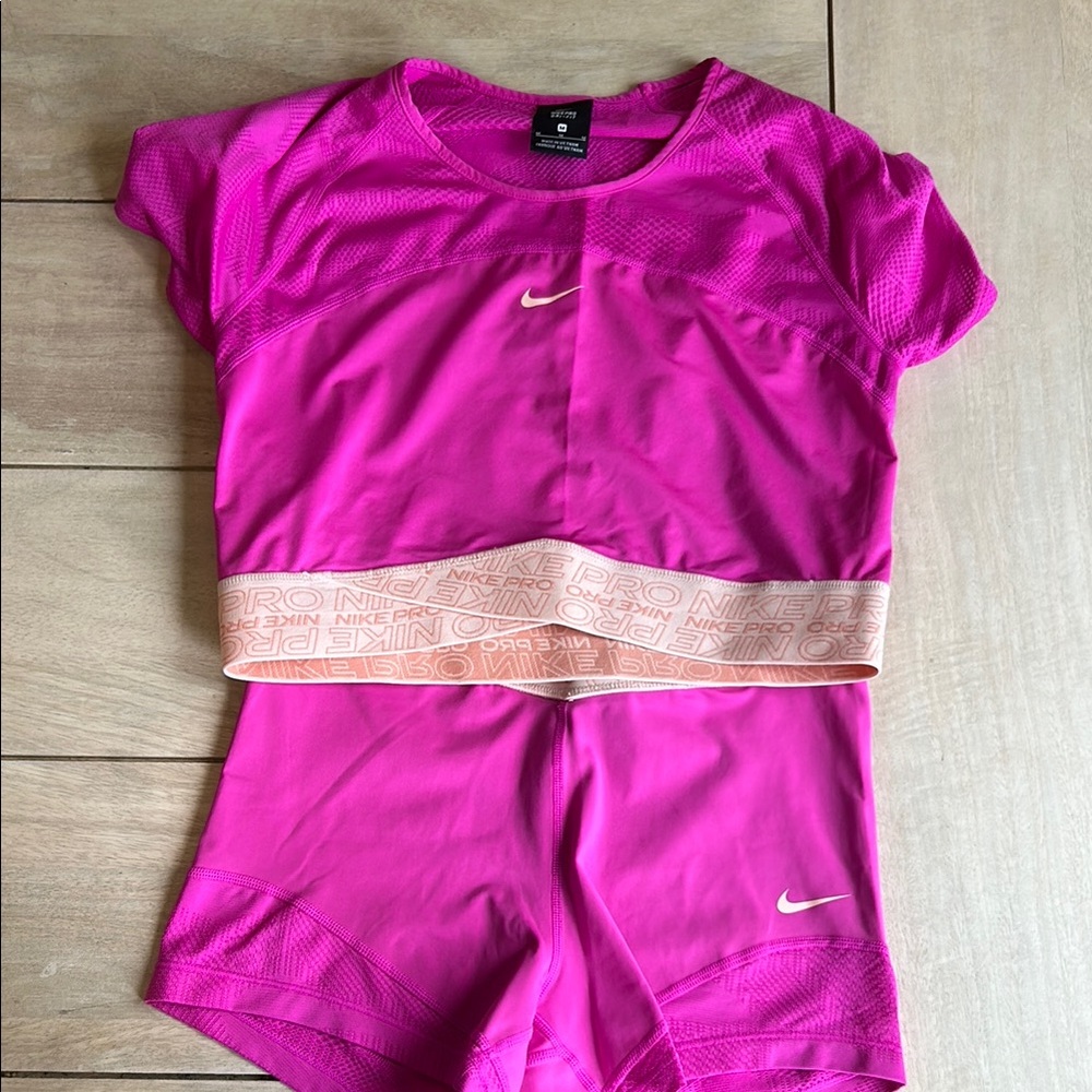 Nike Fuchsia and Beige Workout Ensemble